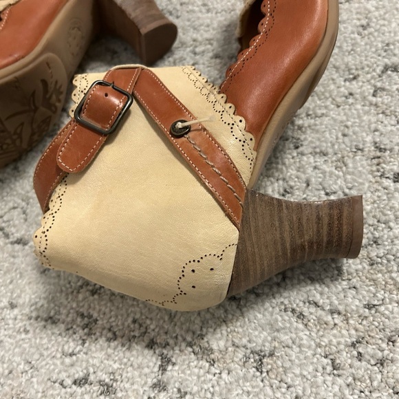 Gold Button 8.5 leather ankle booties w/floral detail excellent used condition - Picture 8 of 15